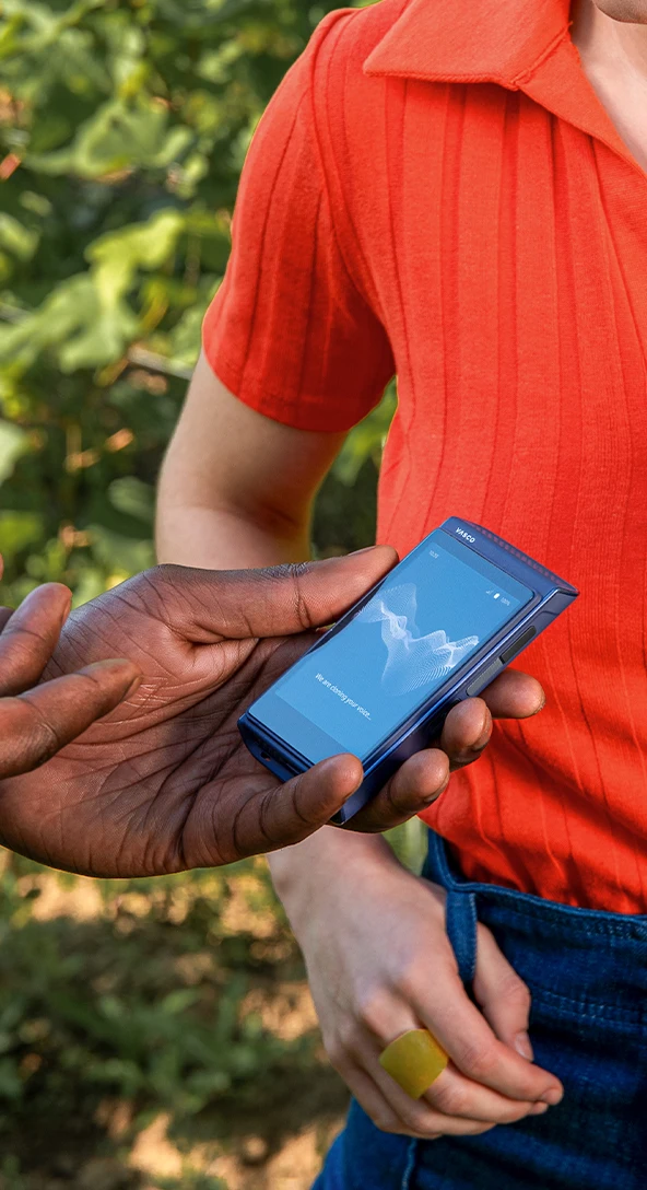 Showing theVasco Translator Q1 with the voice cloning feature; the screen displays the cloning process.